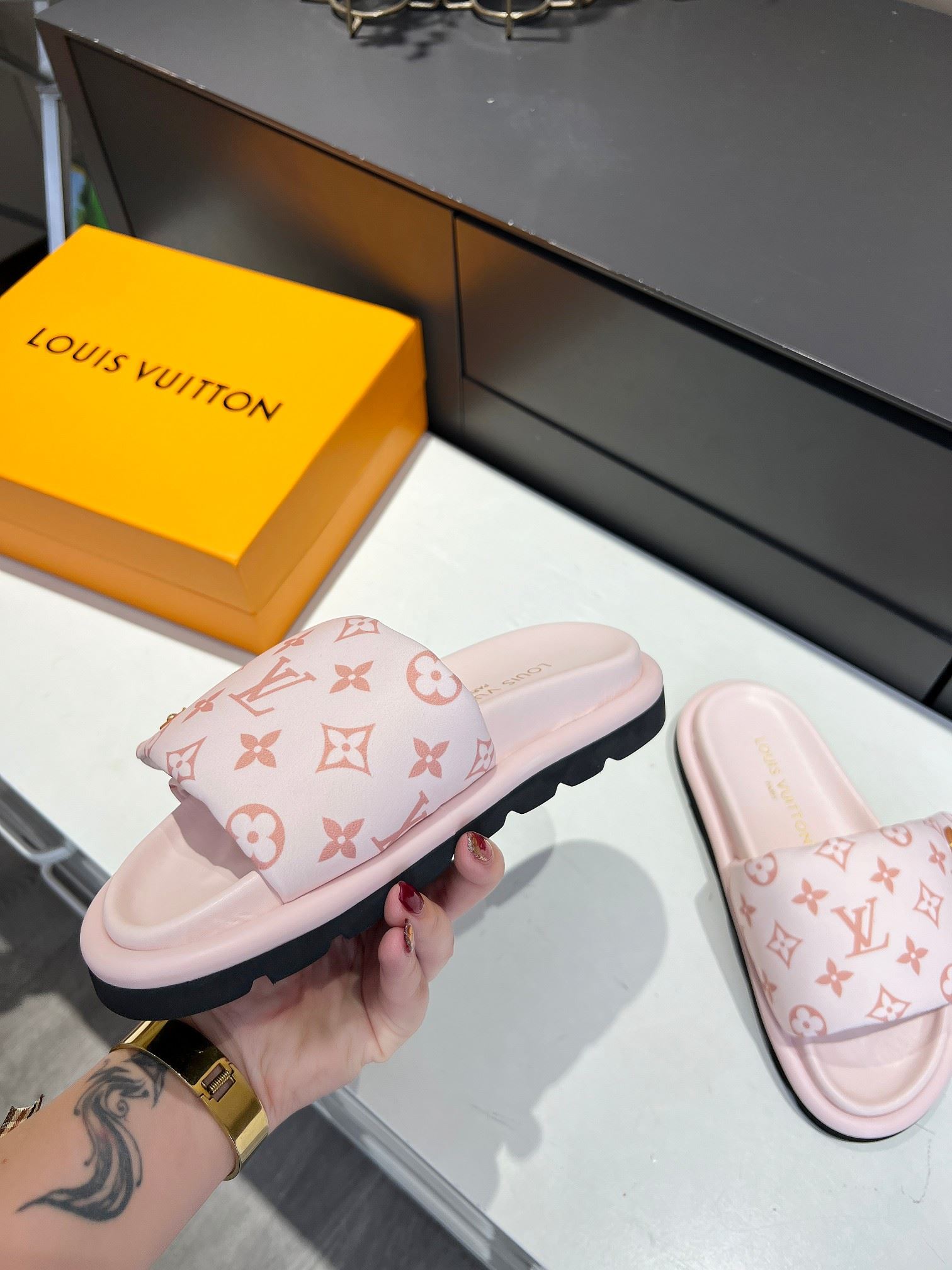 Louis Vuitton Slippers